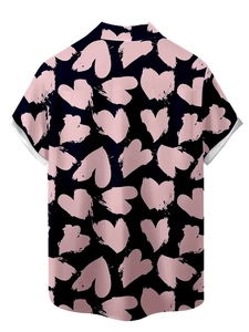 Détail du dos d'une chemise homme avec imprimé 3D de cœurs roses sur fond noir