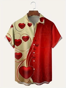 Détail de l'imprimé cœur sur chemise homme à manches courtes avec surpiqûres contrastées