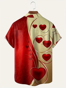 Détails des motifs de cœur 3D et du style vintage au dos d'une chemise pour homme