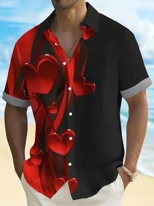 Détail de l'imprimé coeur 3D et du tissu lisse sur une chemise de plage pour hommes