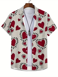 Détail d'imprimés cœurs rouges sur une chemise à manches courtes beige clair pour homme
