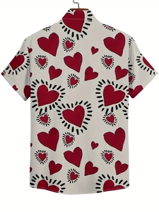 Détail de la vue arrière d'une chemise homme avec cœurs graffiti rouges sur tissu crème