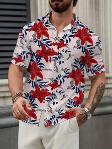 Détail de l'imprimé floral rouge et du col décontracté sur chemise homme à manches courtes