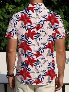 Vue arrière d'une chemise d'été pour homme avec lys rouges et feuilles bleu marine