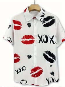 Détail de chemise pour hommes avec imprimés lèvres rouges et motifs XOXO sur tissu blanc