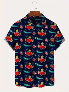 Détail de la chemise à manches courtes bleu marine avec cœur couronné et motif feuilles