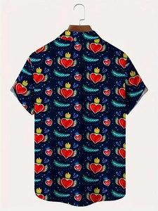 Détail de la chemise décontractée avec motifs de cœurs rouges et fleurs