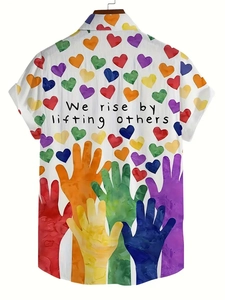 Chemise à manches courtes avec imprimé cœur et slogan We rise by lifting others