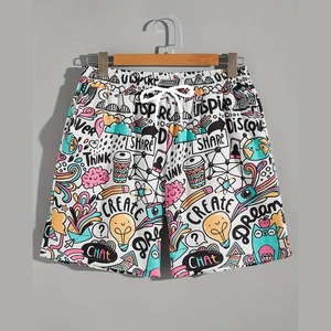 Détail du short d'été pour homme avec taille élastique à cordon et imprimés graffiti colorés
