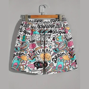 Détail du short de plage pour homme avec imprimés graffiti colorés et taille élastique
