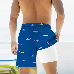 Détail de short de plage double couche pour homme avec motif requin et doublure blanche