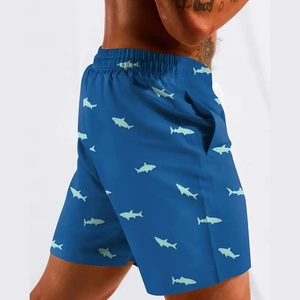 Détail du short de bain pour hommes avec imprimé requin bleu marine et poches latérales
