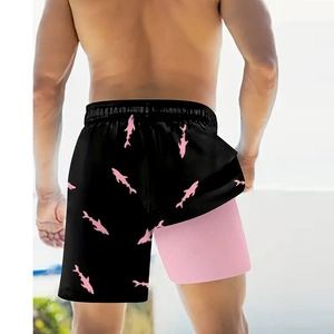 Détail du short de plage 2-en-1 pour hommes avec motif requin et doublure rose interne