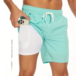 Détail du short de bain double couche vert menthe avec poche intérieure pour téléphone
