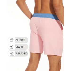 Détail du short de plage rose avec taille élastique bleue et texture de tissu respirant