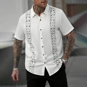 Camicia da uomo bianca a maniche corte con stampa grafica nera verticale e colletto classico