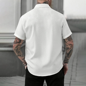 Camicia bianca a maniche corte da uomo con colletto classico e bordo arrotondato estivo