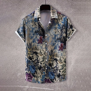 Dettaglio di camicia a maniche corte con stampe floreali e risvolti sulle maniche
