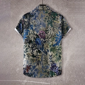 Dettaglio della stampa floreale tropicale su una camicia estiva a maniche corte da uomo