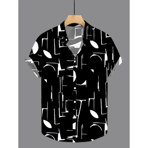 Dettaglio della camicia a maniche corte da uomo con motivi geometrici e bottoni