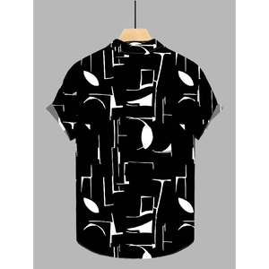 Vista posteriore di una camicia casual a maniche corte con stampe geometriche astratte bianche e nere
