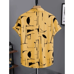 Dettaglio di camicia a quadri gialla con stampa astratta e design classico del colletto