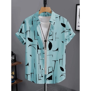 Dettaglio camicia azzurra a maniche corte con motivi neri astratti ed etichetta taglia M