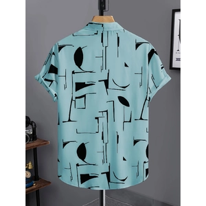 Vista dettagliata del retro di una camicia estiva azzurra con motivi geometrici