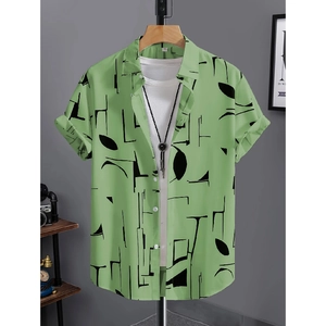 Dettaglio camicia a maniche corte verde chiaro con stampe astratte e cravatta tipo bolo