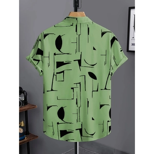 Vista dettagliata del retro di una camicia verde a maniche corte con motivi geometrici