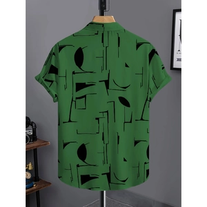 Dettaglio di una camicia da uomo verde scuro a maniche corte con motivi geometrici neri