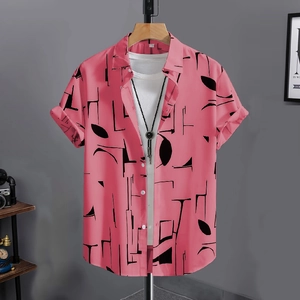 Primo piano della camicia da uomo a maniche corte rosa con motivi astratti e colletto