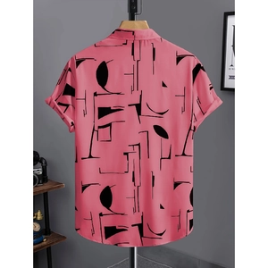 Dettaglio del retro della camicia rosa a maniche corte con motivi geometrici neri