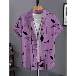 Dettaglio camicia viola a maniche corte con stampe geometriche nere ed etichetta taglia M