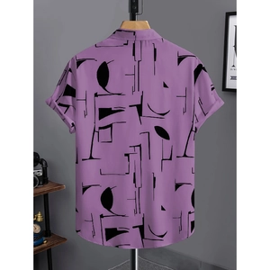 Vista dettagliata del retro di una camicia viola a quadri con colletto alla coreana