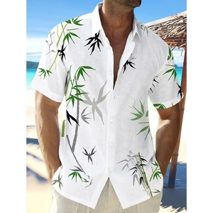 Dettaglio di camicia estiva da uomo a maniche corte con stampa di foglie di bambù
