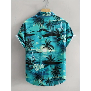 Dettaglio di una camicia tropicale a maniche corte da uomo con palme e motivi mare