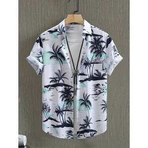 Dettaglio di camicia estiva a maniche corte con stampa tropicale di palme e tramonto