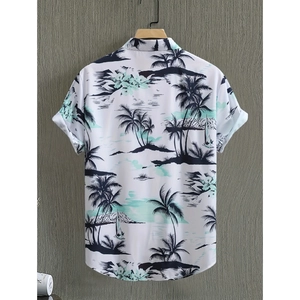 Dettaglio posteriore di camicia estiva da uomo con stampa tropicale di palme
