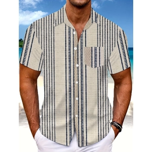 Dettaglio camicia uomo a maniche corte a righe blu con taschino sulla spiaggia