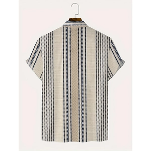 Dettaglio della camicia a righe verticali blu e beige con motivi geometrici tessuti