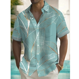 Dettaglio della stampa a foglie tropicali su camicia blu a maniche corte con taschino sul petto