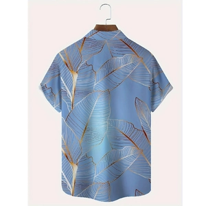 Dettaglio della camicia estiva azzurra con motivi a foglia di palma e gruccia in legno