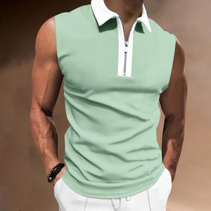 Detail eines schmal geschnittenen ärmellosen Poloshirts mit weißem Kontrastkragen