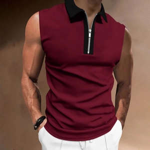 Detail eines schmal geschnittenen burgunderroten Poloshirts mit schwarzem Kragen