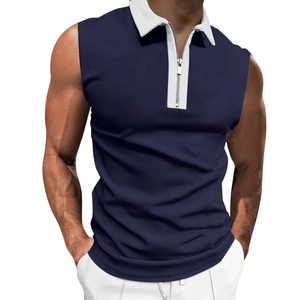 Detail eines schmal geschnittenen ärmellosen Herren-Poloshirts mit Reißverschluss in Marineblau
