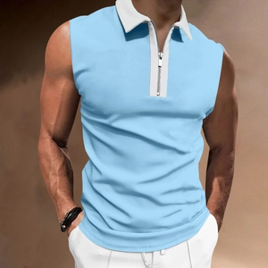 Detail des himmelblauen ärmellosen Poloshirts mit weißem Kragen und silbernem Reißverschluss