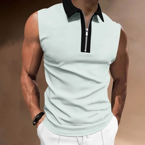 Detail des hellblau-schwarzen ärmellosen Polo-Shirts mit silbernem Reißverschluss und Struktur