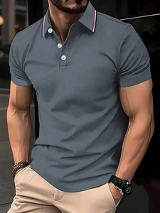 Détail du polo gris avec col à rayures tricolores et boutons blancs pour hommes