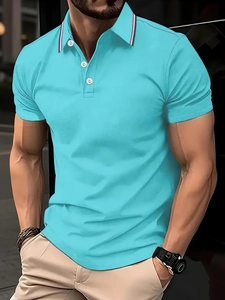 Détail d'un polo homme bleu sarcelle avec col côtelé et accents de rayures rouges et blanches